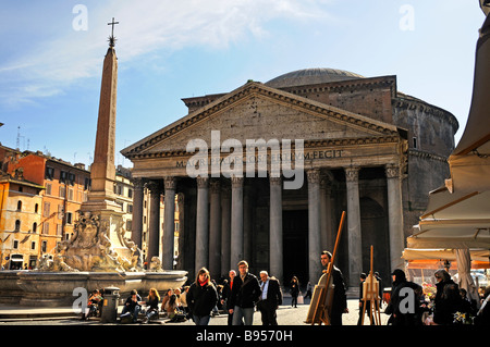 Brunnen auf der Piazza della Rotonda und dem Roman Pantheon in Rom Italien Stockfoto