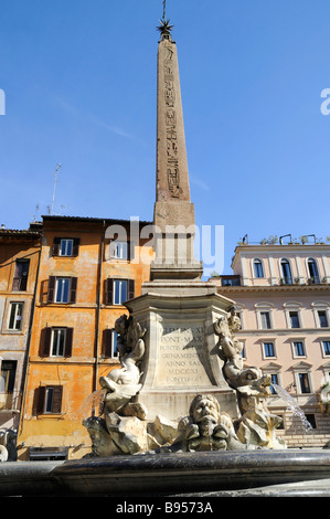 Brunnen auf der Piazza della Rotonda und dem Roman Pantheon in Rom Italien Stockfoto