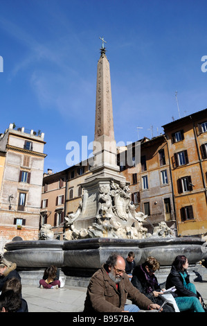 Brunnen auf der Piazza della Rotonda und dem Roman Pantheon in Rom Italien Stockfoto