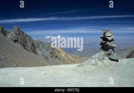 Coropuna Vulkan und Cairn auf unbenannte 5000m gehen in Colca Canyon Traverse Trek von Cabanaconde auf Andagua, Peru Stockfoto