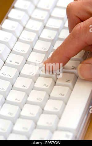 Nahaufnahme der Handeingabe auf Tasten der Computertastatur Stockfoto