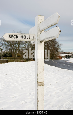 Wegweiser zu Beck Loch im Winter Goathland North Yorkshire England UK United Kingdom GB Great Britain Stockfoto