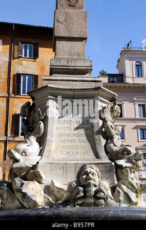 Brunnen auf der Piazza della Rotonda und dem Roman Pantheon in Rom Italien Stockfoto