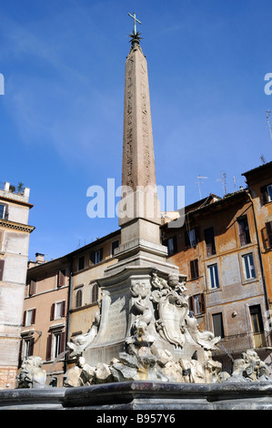 Brunnen auf der Piazza della Rotonda und dem Roman Pantheon in Rom Italien Stockfoto