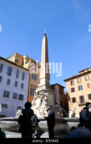 Brunnen auf der Piazza della Rotonda und dem Roman Pantheon in Rom Italien Stockfoto