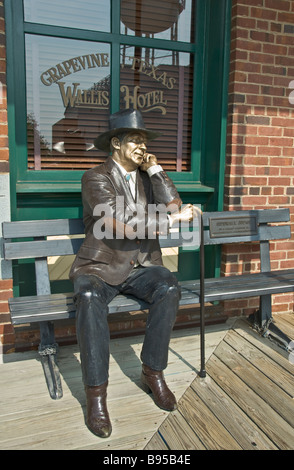 Grapevine Texas Innenstadt Skulptur sitzend auf Bank Bürgersteig Richter des Künstlers J Seward Johnson Jr. Stockfoto