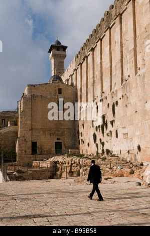 Eine religiöse auf seinem Weg zur Höhle oder Grabmal der Patriarchen, die Juden bekannt als Höhle des Ackers und die Muslime als Heiligtum des Abraham, Hebron Israel Stockfoto