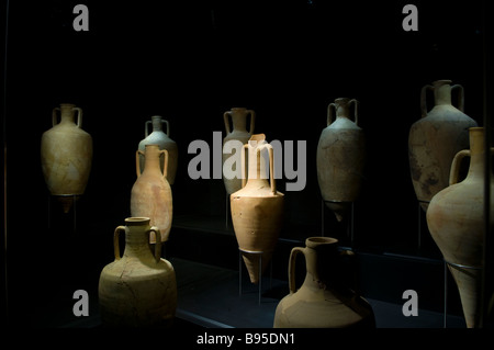 Antike Tongefäße von Archäologen ausgegraben in dem kleinen Museum archäologische Stätte in Masada am toten Meer Israel ausgestellt Stockfoto