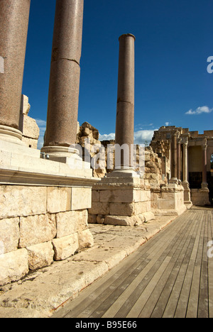 Granitsäulen hinter Bühne von 7000 Sitz Theater von Beth Shean am besten erhaltenen antiken Theater in Israel Stockfoto