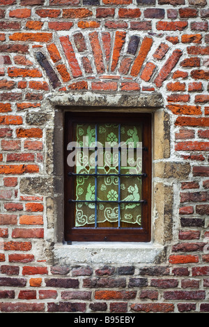 Fenster einer mittelalterlichen Gebäude sehr alt Ziegel Wand Stockfoto