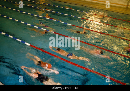 England Sussex Brighton männliche und weibliche gemischte Erwachsenen Praxis in Gassen der beheizte Innenpool schwimmen. Stockfoto