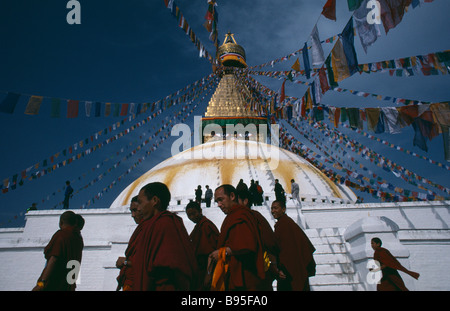 NEPAL Himalaya Kathmandu Bodhnath tibetischen Familien und Mönche der Gelug-Pa Sekte Stupa herumlaufen, während Neujahrsfest. Stockfoto