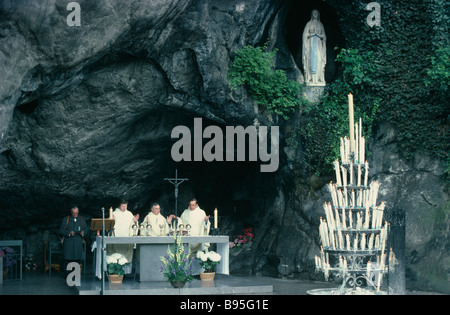 Frankreich Midi-Pyrenees Hautes-Pyrénées Lourdes Priester Durchführung Service bei Höhle Schrein in katholischen Wallfahrtsort Stockfoto