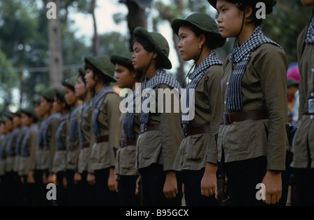 VIETNAM-Krieg Linie der Nordvietnamesen Viet Cong Soldatinnen auf der Parade. Nationale Front für die Befreiung Südvietnams Stockfoto