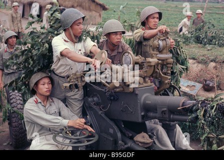 VIETNAM-Krieg nordvietnamesischen Soldaten mit anti-Aircraft-Raketenwerfer. Stockfoto