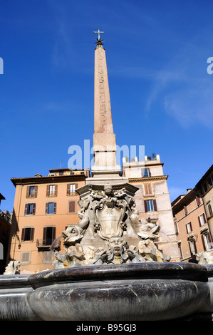 Brunnen auf der Piazza della Rotonda und dem Roman Pantheon in Rom Italien Stockfoto