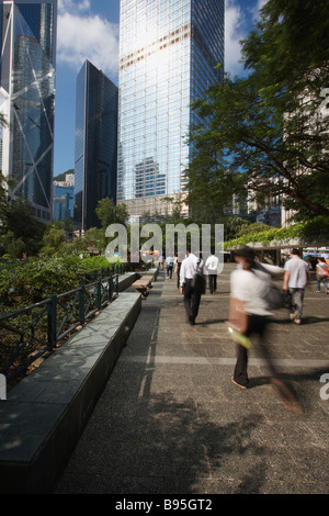 Büroangestellte, die zu Fuß durch Chater Garden, Central, Hong Kong Stockfoto