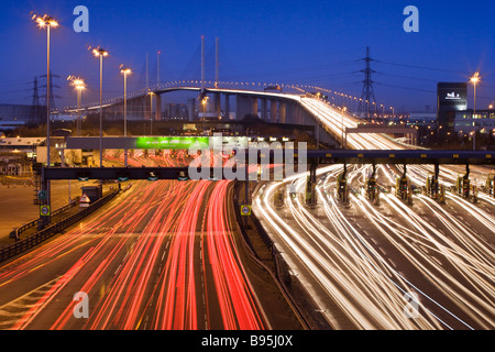 Verkehr in der Nacht auf der Durchreise Mautstationen. Queen Elizabeth II Bridge und Dartford Tunnel, Kent, UK Stockfoto