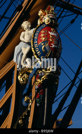 ENGLAND Hampshire Portsmouth Historic naval Dockyard HMS Victory Galionsfigur und königliches Wappen am Bug des Kriegsschiff Stockfoto