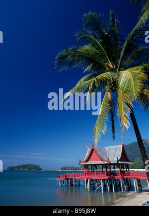 Sommerpalast MALAYSIA Kedah Langkawi am Pantai Kok Beach Filmkulisse für Anna und der König mit Kokosnuss-Palme über Wasser Stockfoto