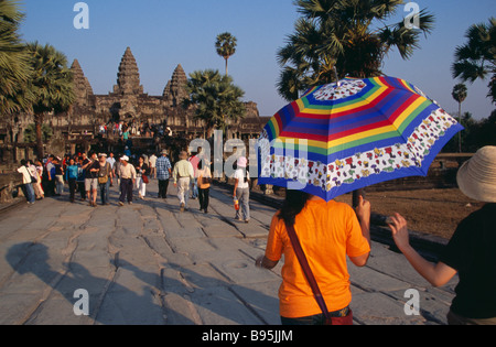 Kambodscha Siem Reap Provinz Angkor Wat Tempel Touristen am Steindamm führt zu Tempelkomplex an Chinese New Year Stockfoto