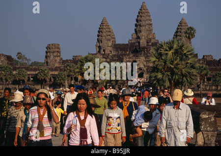 Kambodscha Siem Reap Provinz Angkor Wat Tempel Touristen am Steindamm führt zu Tempelkomplex an Chinese New Year Stockfoto