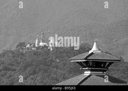 Blick auf einen alten Hindu-Tempel in Durbar Square mit Swayambunath Tempel auf einem Hügel im Hintergrund, Kathmandu, Nepal Stockfoto
