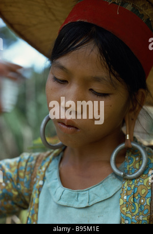 MALAYSIA Südostasien Borneo Sarawak Young Kayan Frau mit verlängerten Ohrläppchen und schwere Ohrringe. Untergruppe der Dayak Menschen Stockfoto