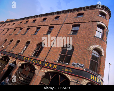 Irland, Nord, Belfast, Äußere des Bittles bar an der Victoria Street. Stockfoto