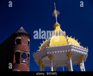 Nordirland, Belfast, Victoria Square. Gelben und weißen Baldachin von Jaffe Memorial Fountain mit gebisslose Bar hinter. Stockfoto