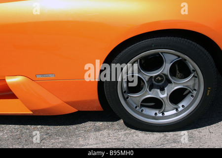 Einen orangefarbenen Lamborghini Sportwagen Rennen am Bruntingthrope Racing Circuit Stockfoto