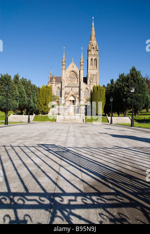 Irland, County Monaghan, Monaghan Stadt St Macartans Cathedral mit Schatten seiner Haupttor im Vordergrund. Stockfoto