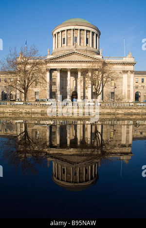 Irland, Dublin, The Four Courts building, Außenfassade mit Reflexion in den Fluss Liffey. Stockfoto