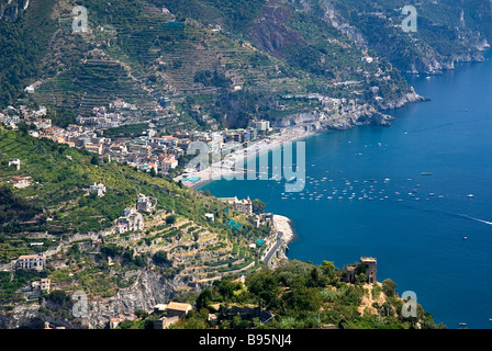 Italien, Kampanien, Salerno Ravello. Blick entlang der Amalfi-Küste aus dem Hang Stadt Ravello. Stockfoto