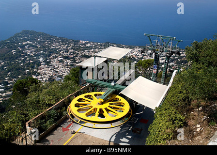 Italien, Kampanien, Capri. Sessellift zum Gipfel des Monte Solaro als es kommt von Anacapri. Stockfoto