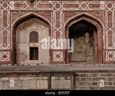 Ein Maler malt ein Geländer in Humayun Mausoleum, Delhi, Indien Stockfoto