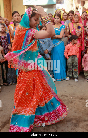 Indien Rajasthan Udaipur Hochzeitsparty tanzen Frau Stockfoto