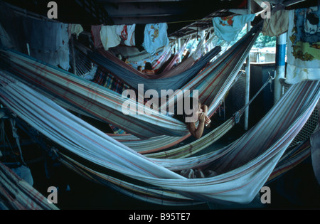 Brasilien Südamerika Amazonas Transport Kind in Hängematte Deck Unterkunft am Flussboot Belem bis Manaus Stockfoto