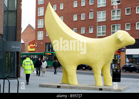 Vereinigtes Königreich, Liverpool, Tithebarn Street, The Super Lamm Banana (1998) des japanischen Künstlers Taro Chiezo Stockfoto