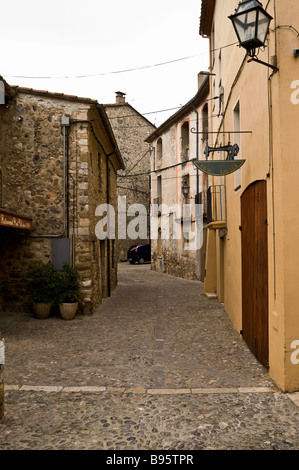 Alte Gasse der mittelalterlichen Stadt Besalú. Girona Provinz, Katalonien, Spanien. Stockfoto