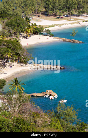 WEST INDIES Karibik St. Lucia Gros Islet Rodney Bay Touristen auf kleine halbmondförmige Strände auf Pigeon Island National Historic Park Stockfoto