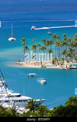 WEST INDIES Karibik St. Lucia Castries Marigot Bay Yachten vor Anker durch kleine Kokospalme gesäumten Strand des Beach Club Stockfoto