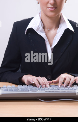 Business-Frau, die auf Computer-Tastatur tippen Stockfoto