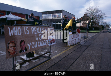 Politik Strike Action Feuerwehrleute Streik in Sussex England Stockfoto