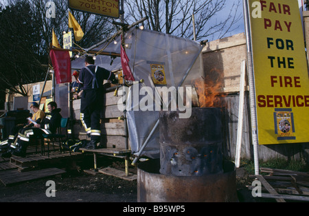 Politik Strike Action Feuerwehrleute Streik in Sussex England Stockfoto