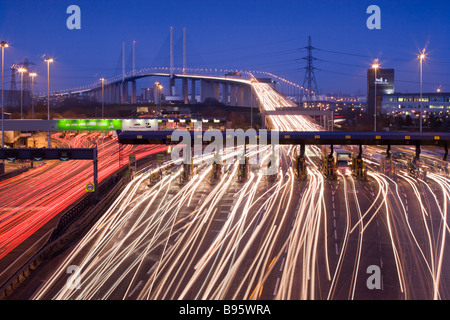 Verkehr in der Nacht auf der Durchreise Mautstationen. Queen Elizabeth II Bridge und Dartford Tunnel, Kent, UK Stockfoto