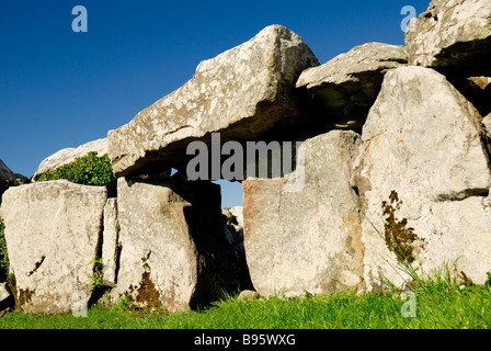 Irland, County Sligo, CreevyKeel neolithischen Court Cairn. Stockfoto