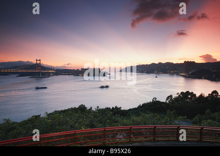 Cargo Schiffe segeln aus Meer, Tsing Yi, Hong Kong Stockfoto