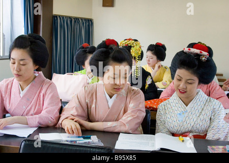 JAPAN Honshu Kyoto Gion Bezirk Geisha und Maiko Lehrling Geisha besucht eine Klasse bei Mia Garatso Schule der Geisha. Stockfoto