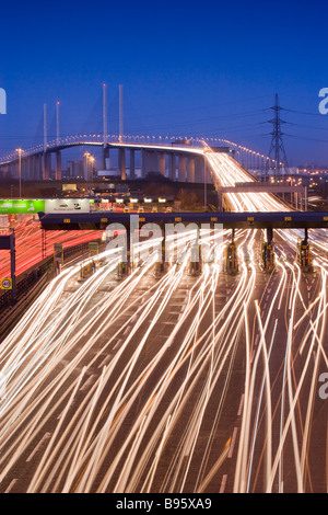 Verkehr in der Nacht auf der Durchreise Mautstationen. Queen Elizabeth II Bridge und Dartford Tunnel, Kent, UK Stockfoto